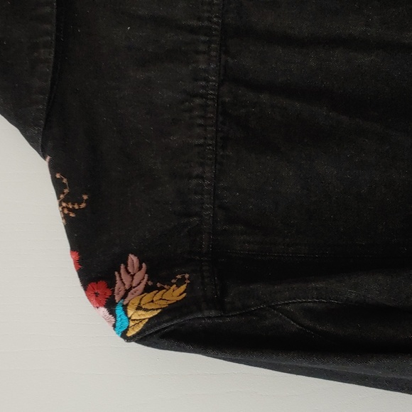 Heavy Denim western embellished jacket Size unknown. Text me for measurements. - Picture 3 of 3